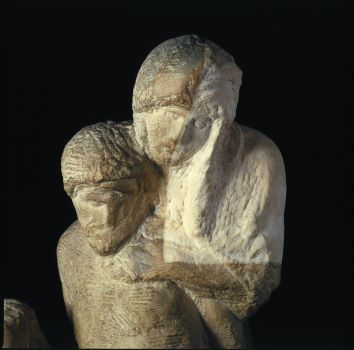 Il volto e la spalla della Vergine in fase di pulitura