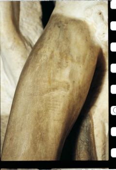 La gamba di Cristo all\'inizio del lavoro di ripulitura