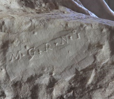 La sigla MGRN (Marchese Giuseppe Rondinini n.1) sul basamento del gruppo scultoreo