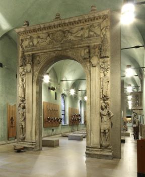 Maestranze lombarde su progetto del Filarete, Portale del Banco Mediceo