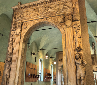 Vai alla pagina Maestranze lombarde su progetto del Filarete, Portale del Banco Mediceo