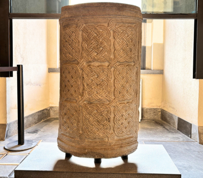 Vai alla pagina Scultore lombardo, Lettorino a nove matasse