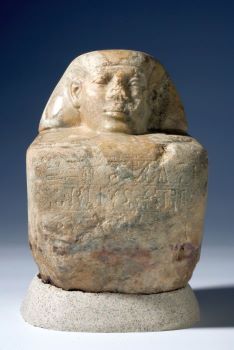 Vai alla pagina Statua-cubo di dignitario