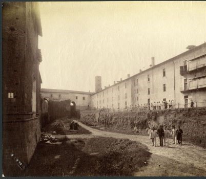 Giulio Rossi, La Ghirlanda dal lato sud-ovest e il Rivellino di Porta Vercellina prima della demolizione, 1878-1884, albumina, Milano, Civico Archivio Fotografico