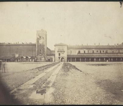 La Torre di Bona nel Cortile delle Armi prima dei restauri di Luca Beltrami, ante 1893, albumina, Milano, Civico Archivio Fotografico