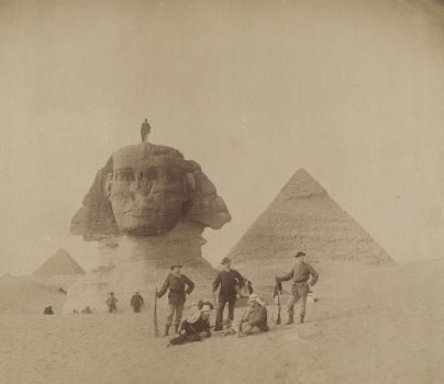 Fotografo non identificato, La Grande Sfinge e le piramidi di Giza in Egitto, 1870 circa, stampa all’albumina, 210X273mm, inv. VE J 774