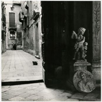 Paolo Monti, Veduta di Venezia con putto con scimmia su piedistallo e medaglione con effigie, 1955-1968, positivob/n, gelatina bromuro d\'argento Serie C.095.16.04